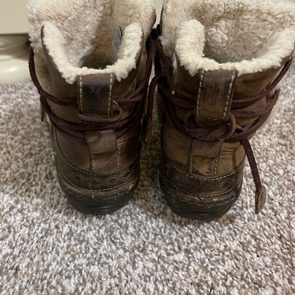 UGG Cove Bootie Size 7 - Picture 3 of 6